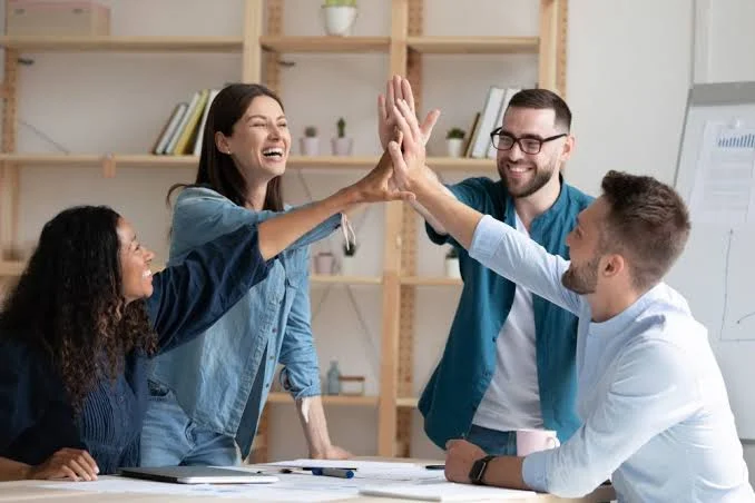 MANAGE PEOPLE: KUNCI MEMBANGUN TIM YANG SOLID DAN PRODUKTIF